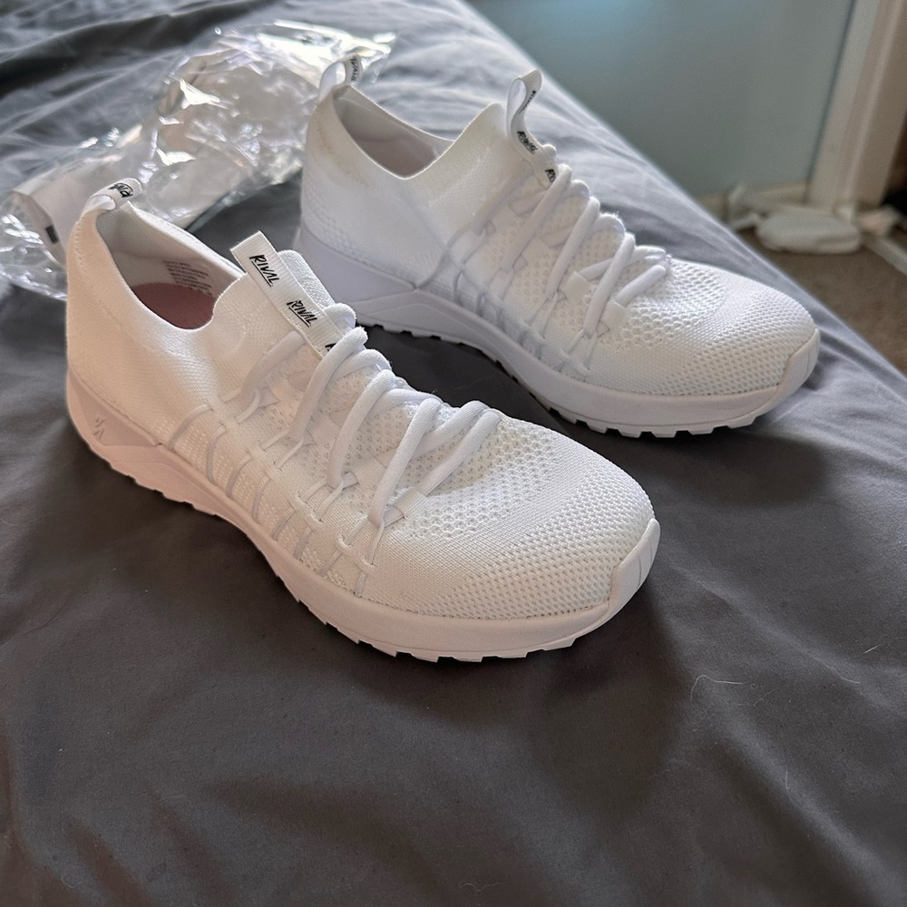 Rival no lace walking shoes